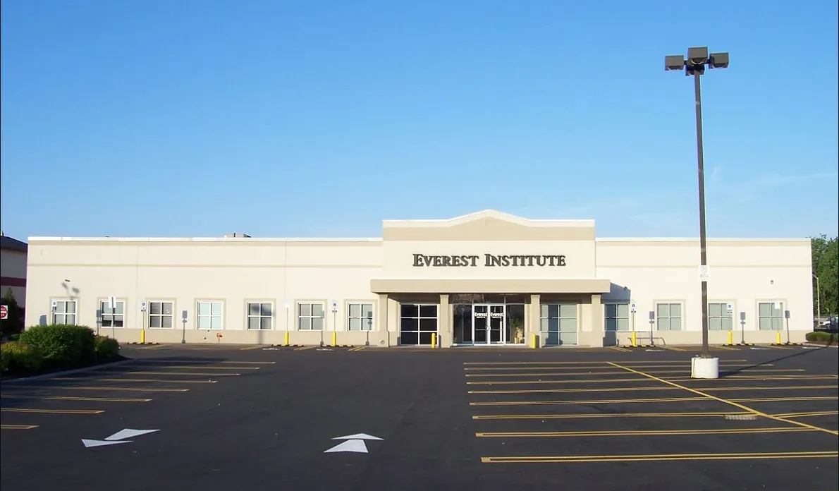 Administración Biden condonará $5 mil 800 millones en préstamos estudiantiles