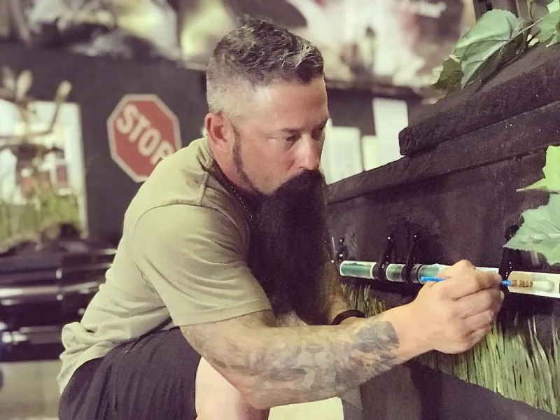 Trey Ganem, el hombre que personalizó ataúdes de los 19 niños asesinados en el Tiroteo de Texas