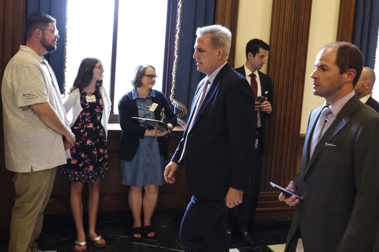 Crece el enfado de Trump hacia McCarthy debido al comité del seis de enero