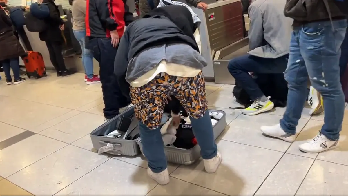 Viajero se puso la ropa que llevaba en la maleta para no pagar exceso de equipaje