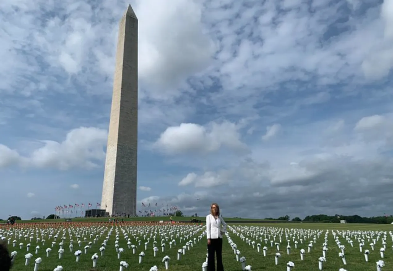 National Mall de DC: con 45 mil flores blancas denuncian la violencia armada
