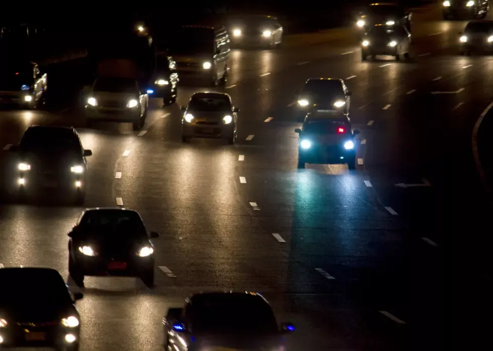 autos en el tráfico en la noche