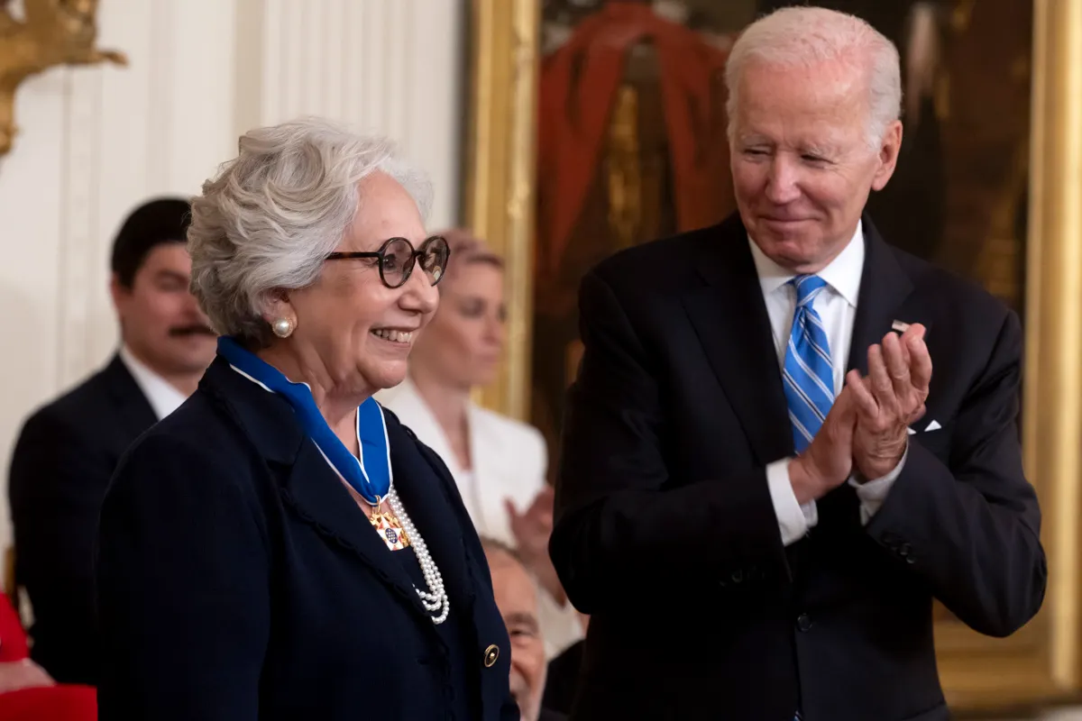 La docente Juliet V. García recibió la Medalla Presidencial de la Libertad