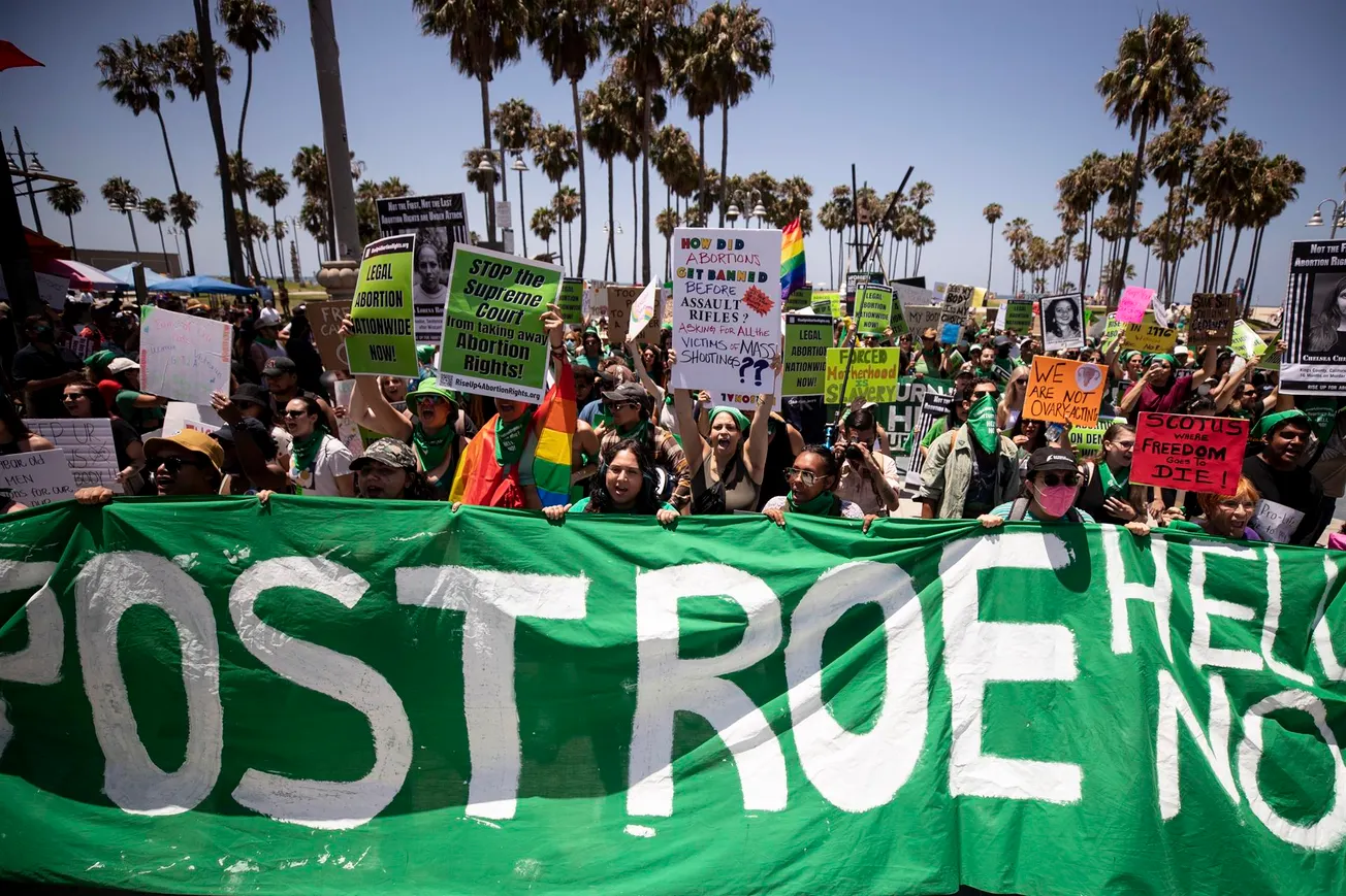 Mujer enfrenta cinco delitos en Nebraska, uno fue ayudar a su hija a abortar