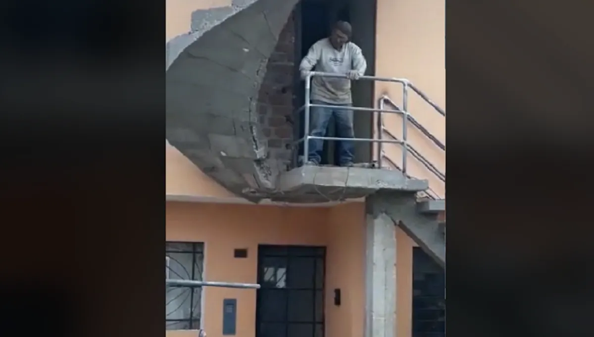 Albañiles construyen una escalera sin salida y se vuelven virales en TikTok
