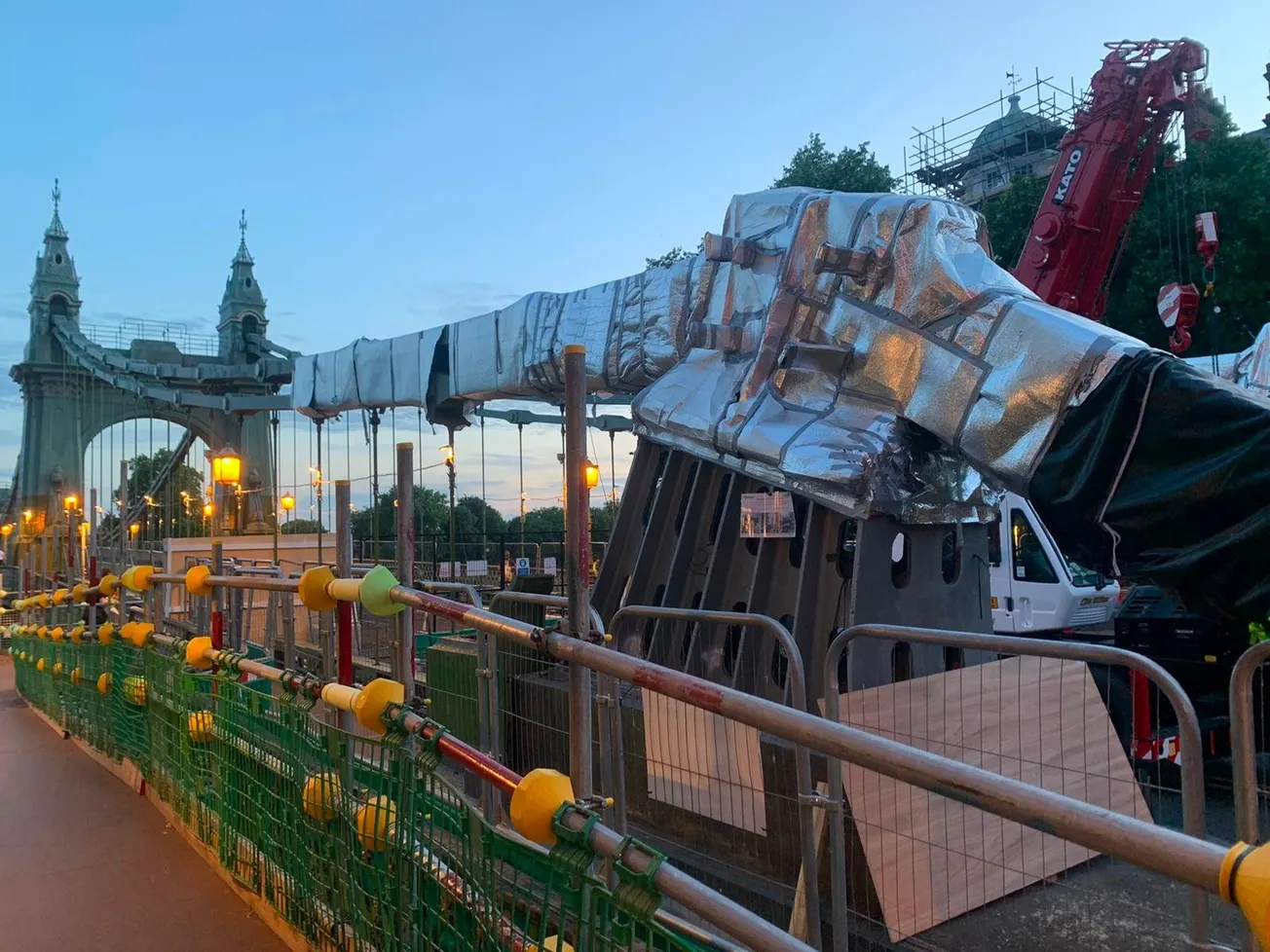 Cubren puente Hammersmith ante ola de calor en Londres