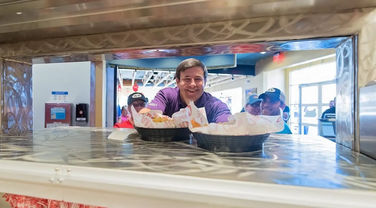 Empresario gastó 100 mil dólares en tickets para compartir con sus empleados