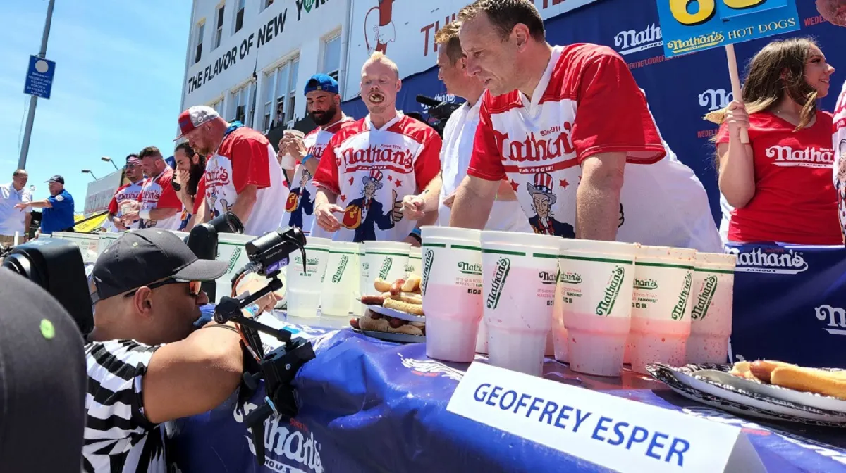 Joey Chestnut ganó concurso al comerse 63 hot dogs en 10 minutos