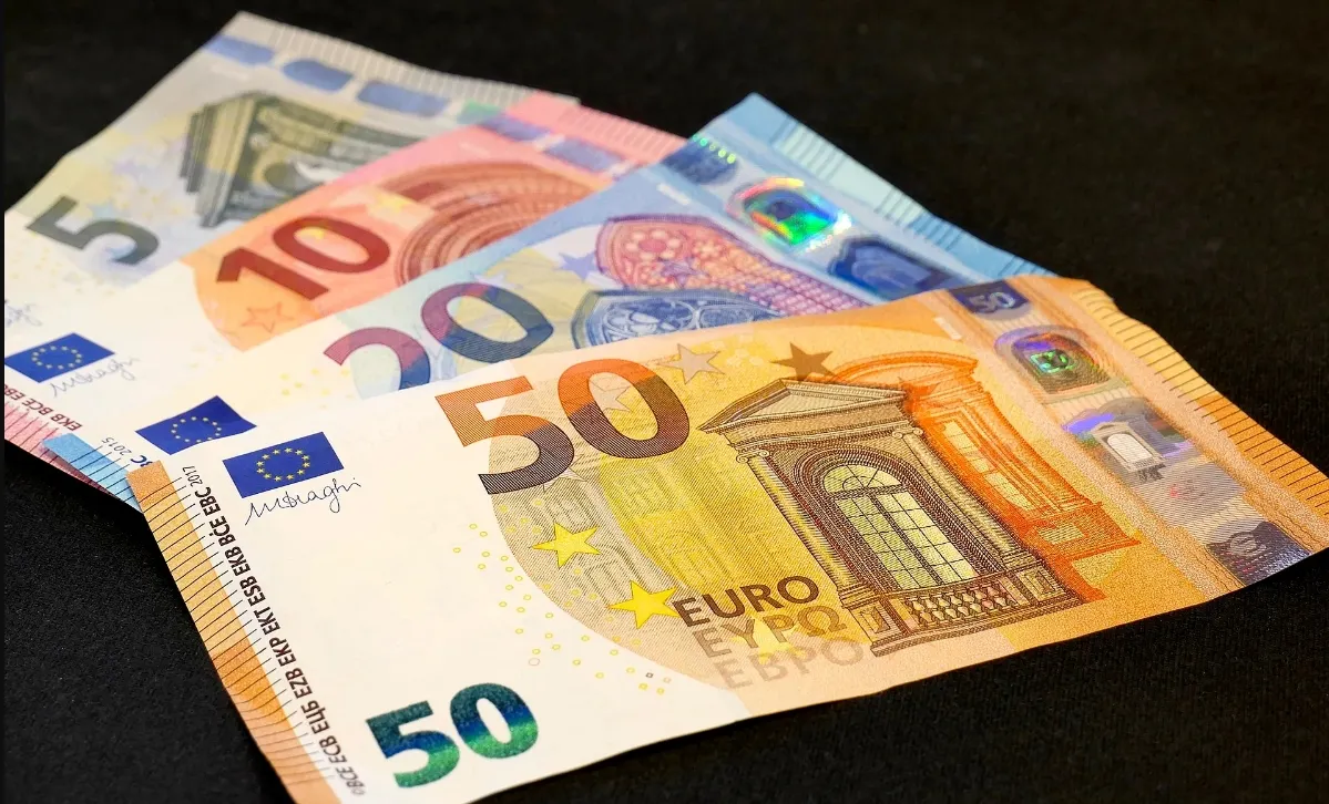 El euro y el dólar valen lo mismo por primera vez en 20 años