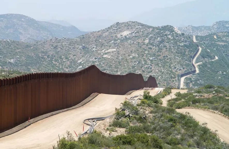 México rechaza decisión de Greg Abbott sobre migrantes en Texas