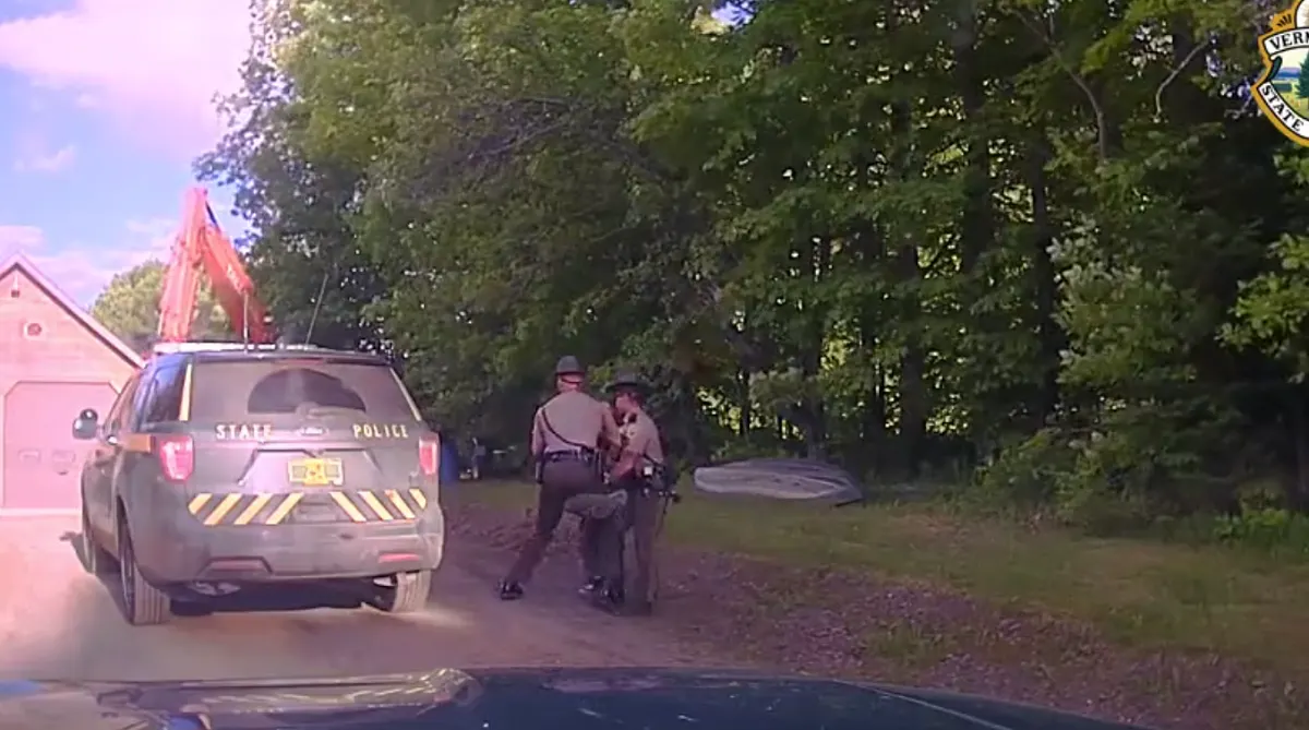 Hombre atacó a dos policías con una excavadora