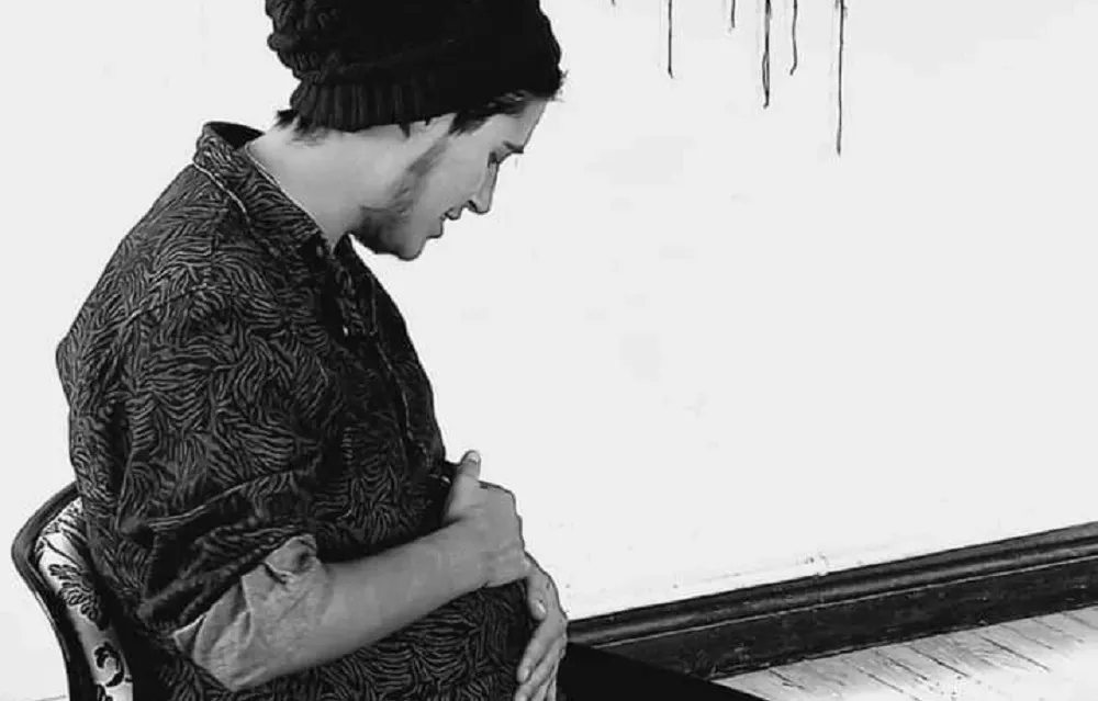 Hombre trans que está embarazado de mellizos comparte su historia y se hace viral