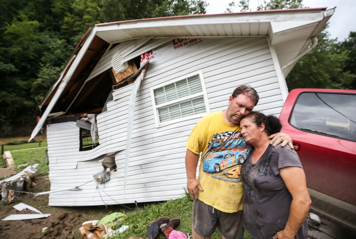 Van 25 muertos por inundaciones en Kentucky