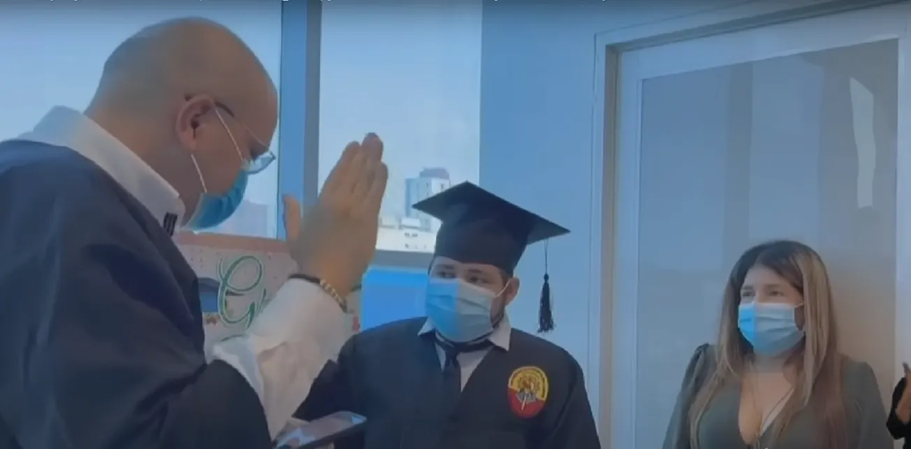 Joven con cáncer no pudo ir a su graduación y el rector llevó su título al hospital