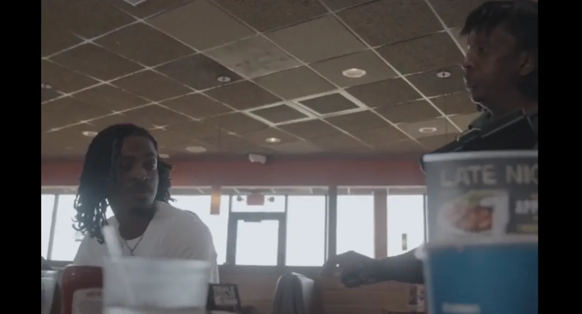 Jugador de la NBA da propina a mesera y su reacción se vuelve viral