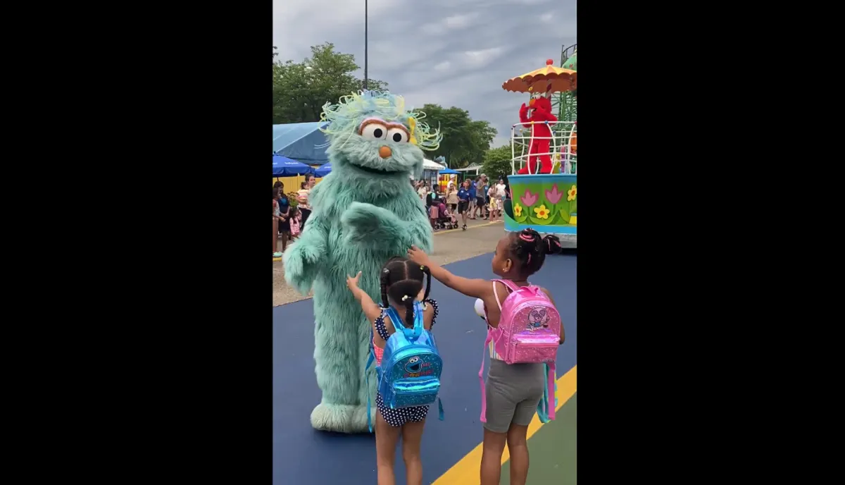 Madre acusa a personaje Plaza Sésamo de racismo contra sus dos hijas