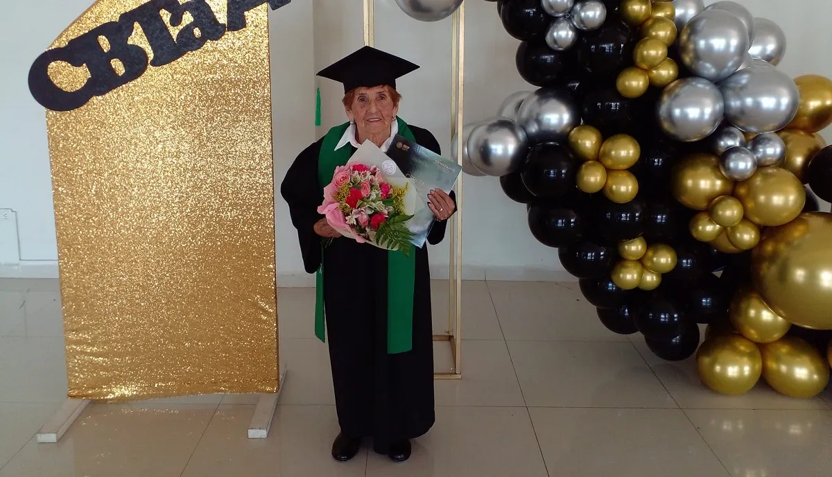 Mexicana se graduó de la preparatoria a sus 84 años e inspira a los usuarios en las redes
