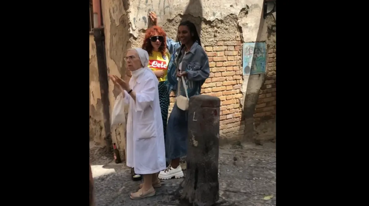 Monja interrumpió una sesión de fotos al ver que dos mujeres se besaban