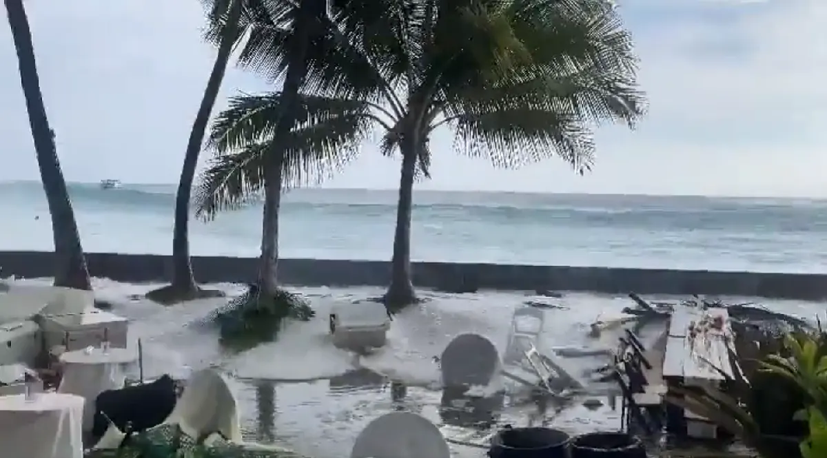 Olas gigantes impactaron contra casas y en una boda en Hawái