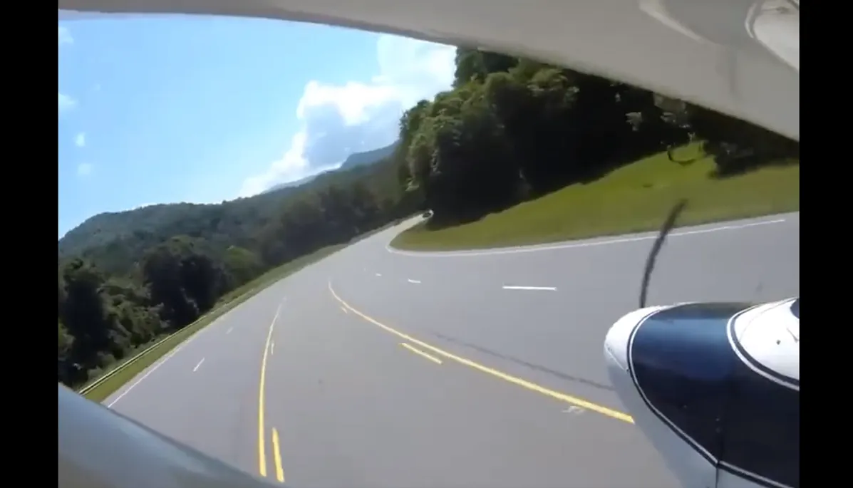 Piloto aterrizó de emergencia tras falla en el motor en una autopista de Carolina del Norte