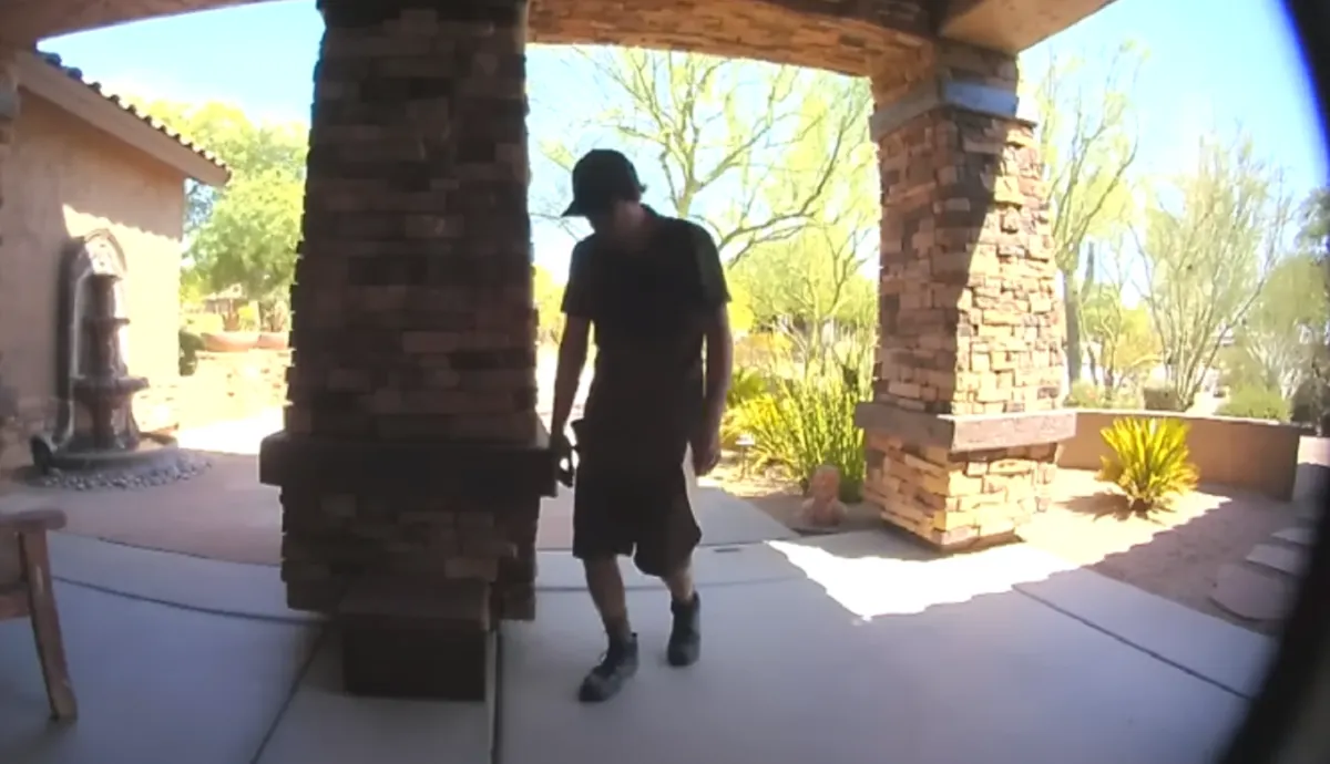 Repartidor se desmayó frente a una casa por altas temperaturas en Arizona