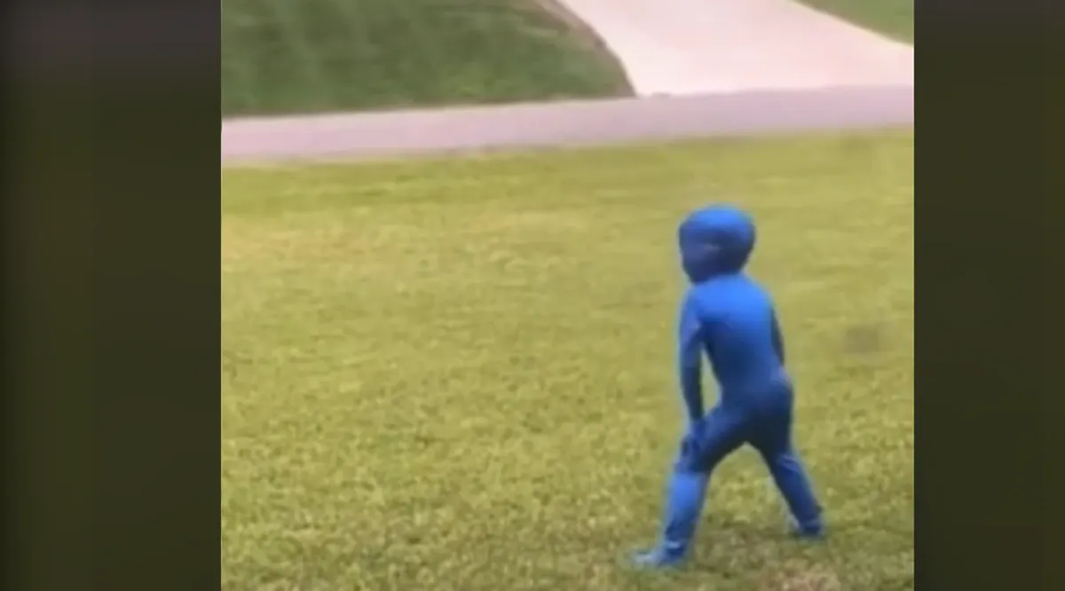 Se viraliza reacción de un niño al recibir un "traje invisible"