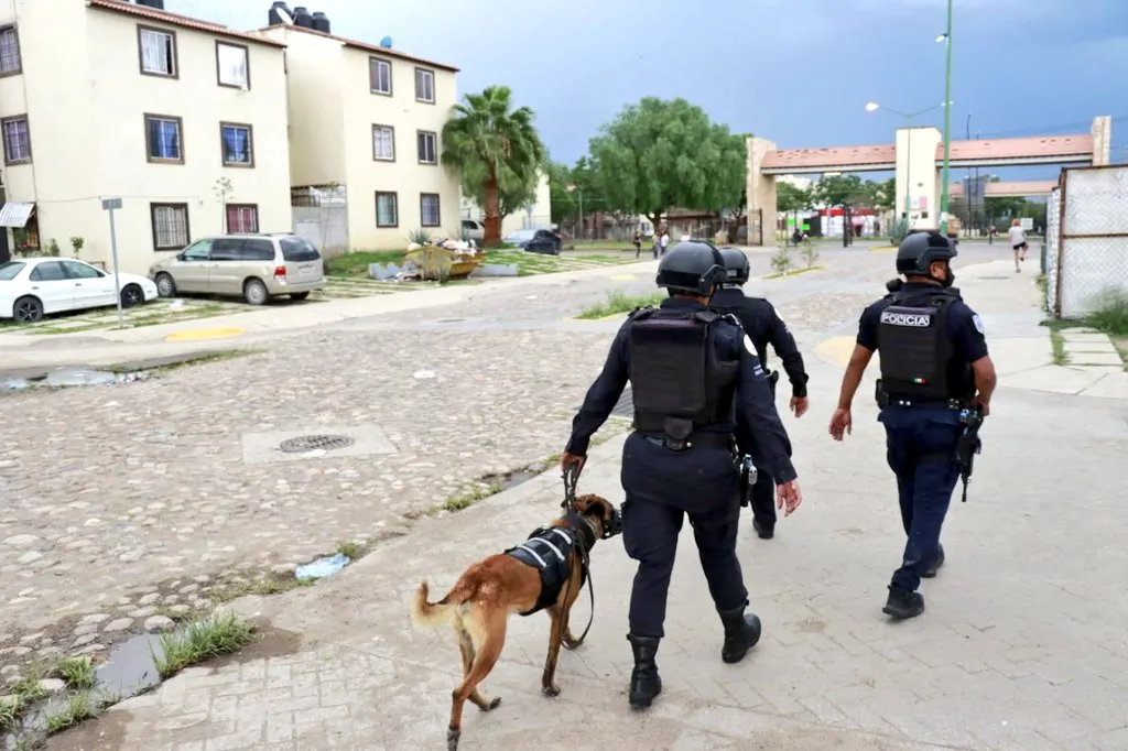 Símbolo nazi en uniforme de policía mexicano desata investigación