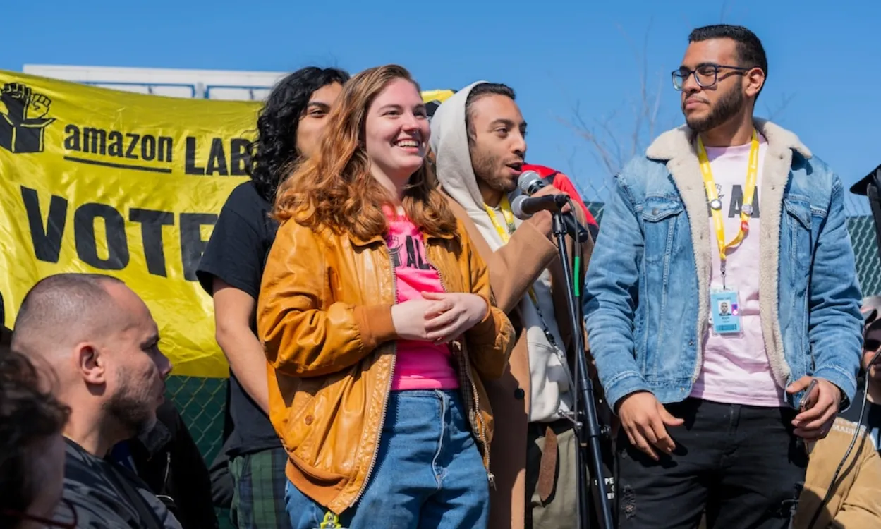 Trabajadores de Amazon en Albany preparan una nueva campaña sindical