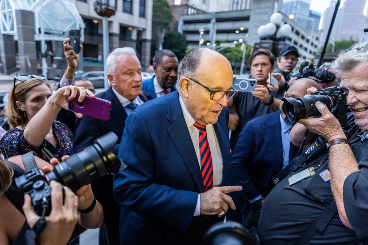 Rudy Giuliani llega a Atlanta para comparecer ante juzgado que lo investiga