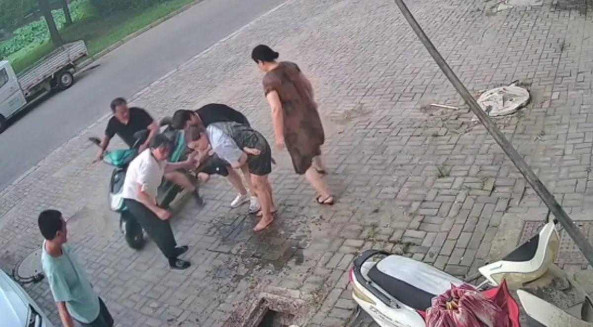 Abuela se hace viral por saltar a un tanque de aguas residuales y rescatar a su nieto