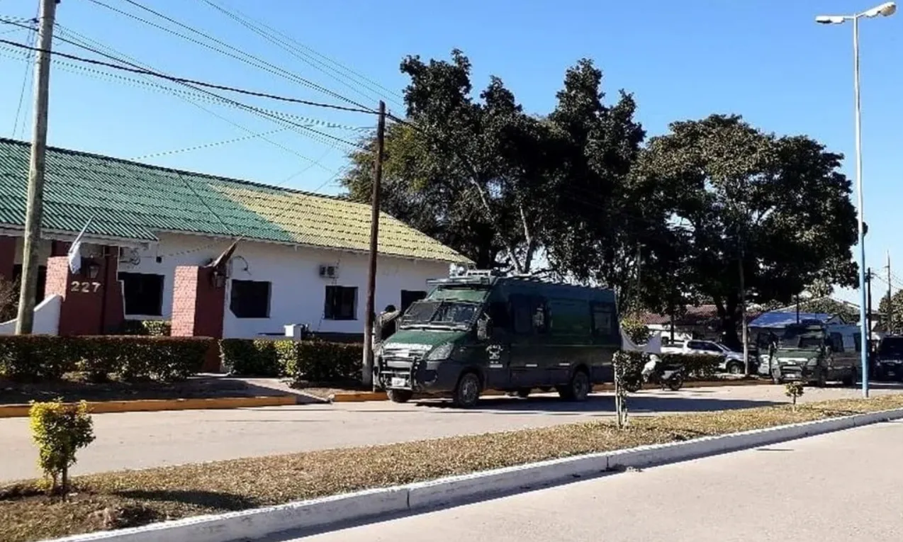 Policía contrató a una mujer para que viera cómo abusaba de su hijastra