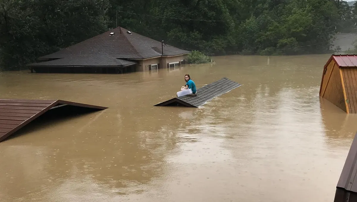 Adolescente y su perro sobreviven a inundaciones en Kentucky tras nadar hasta un techo cercano