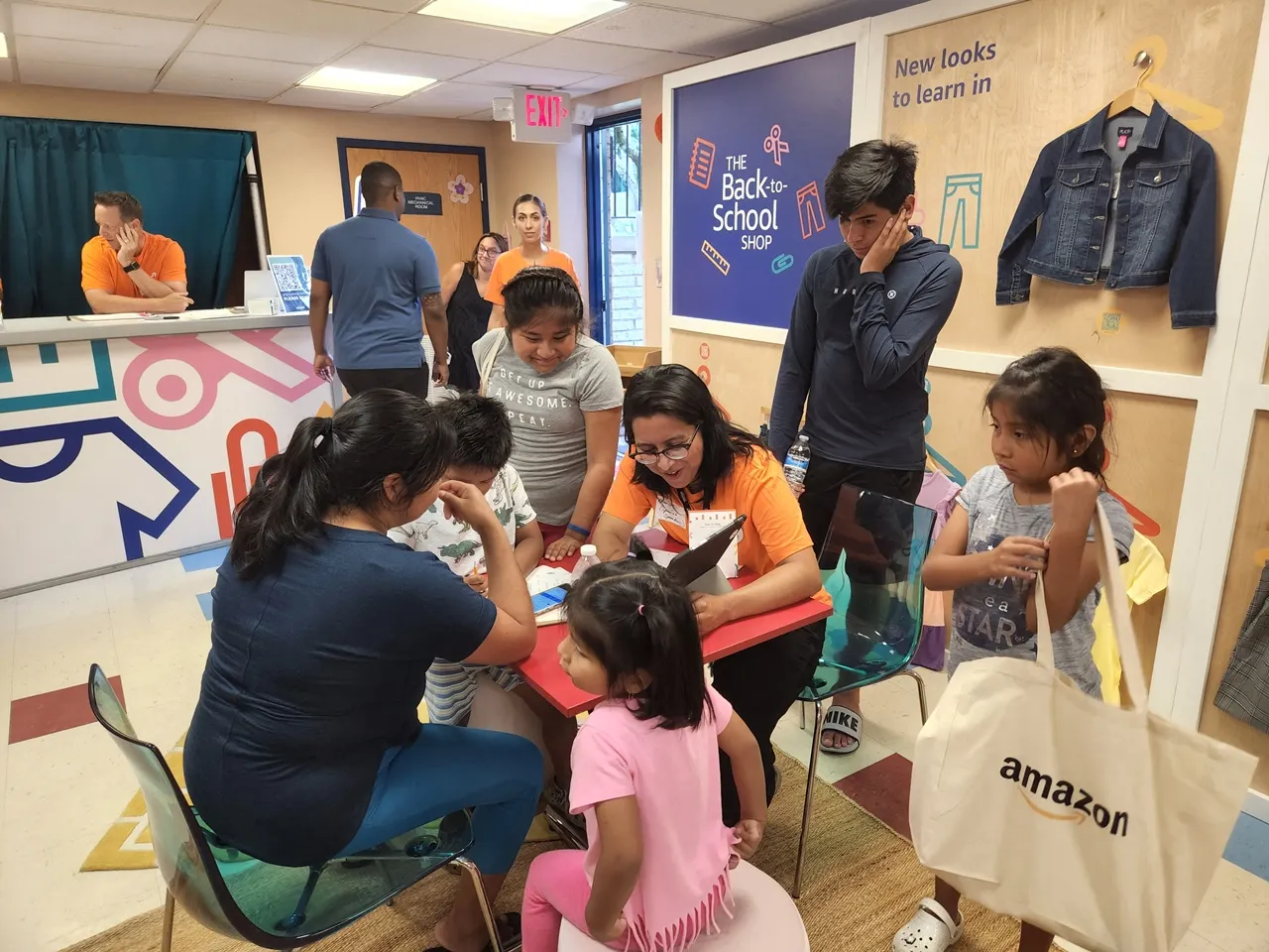 Amazon apoya a familias de bajos ingresos en el regreso a clases