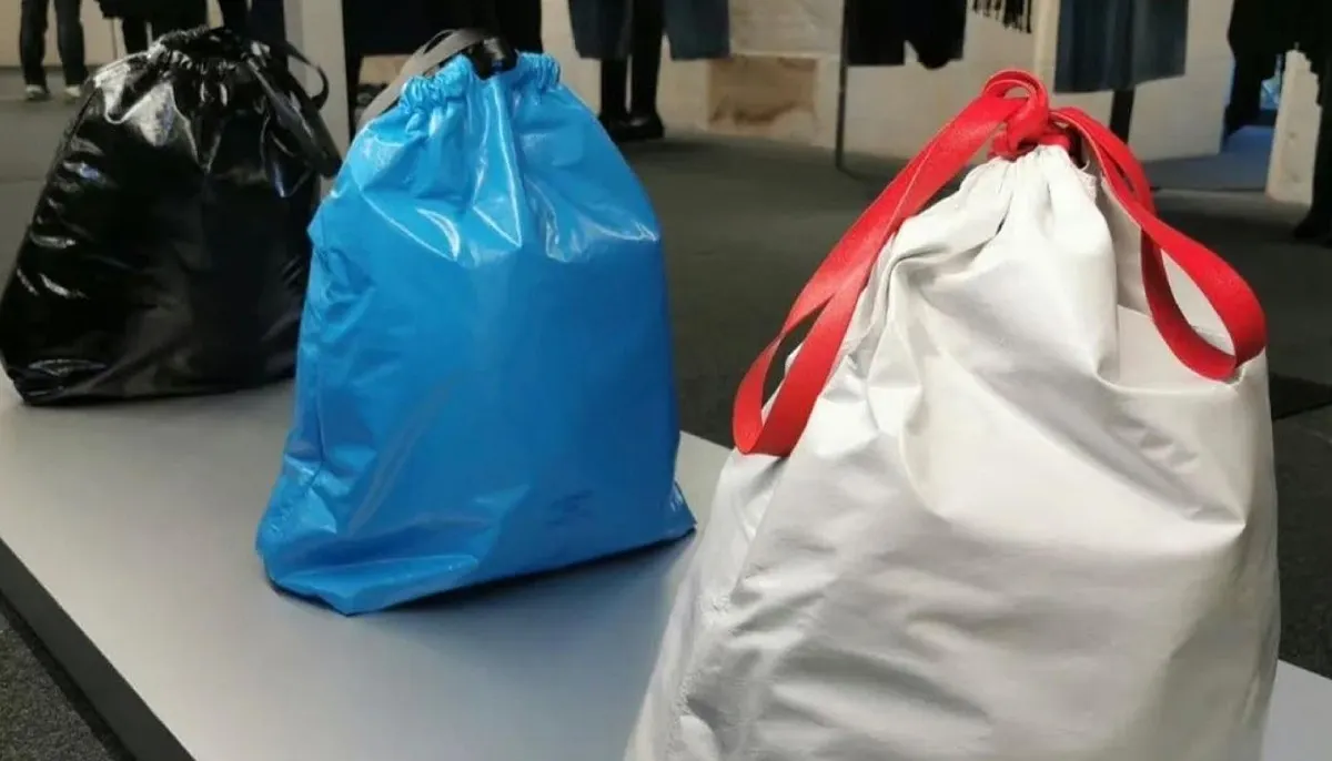 Balenciaga lanza al mercado bolsas de basura y se vuelve viral por sus precios