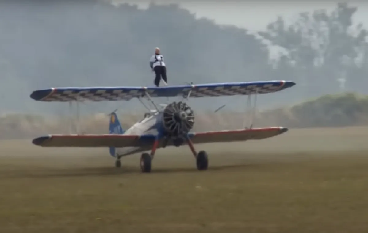 Betty Bromage, la mujer de 93 años que rompió récord al volar atada a un avión