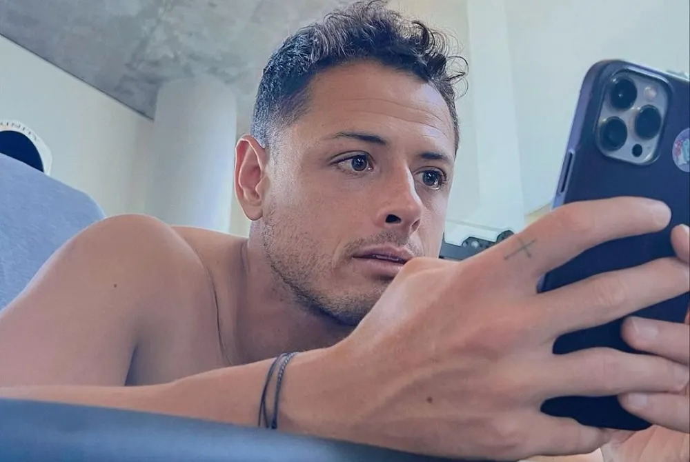 Llueven las críticas a Chicharito por tirar al suelo la bandera de México