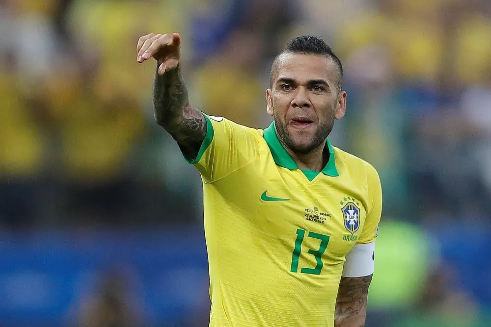 Dani Alves responde a las críticas de Rivaldo por jugar en México