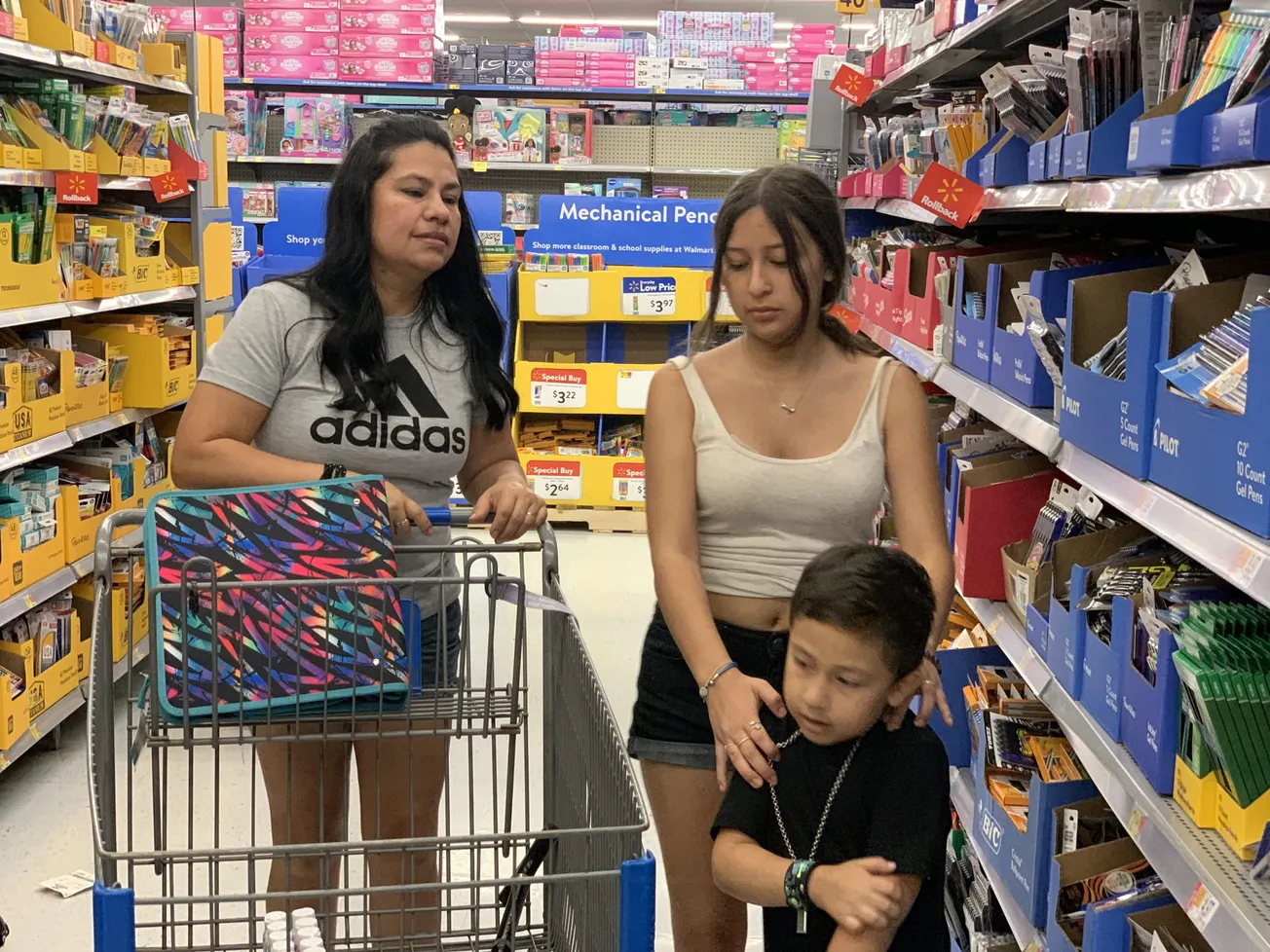 Regreso a clases e inflación: ¿Qué están haciendo los hispanos para cumplir con las compras escolares?