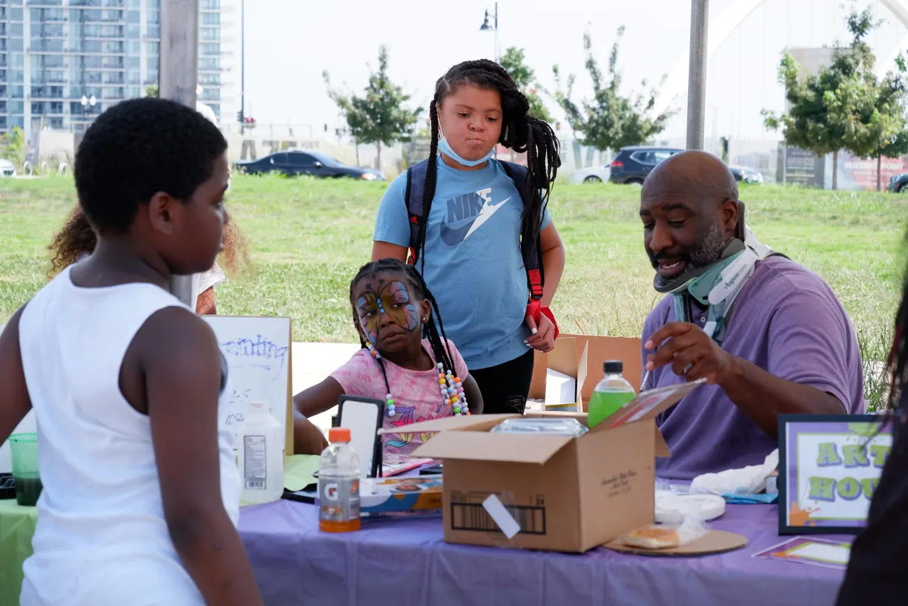DC United Foundation y Serve Your City/Mutual Aid entregan mochilas y computadoras a estudiantes