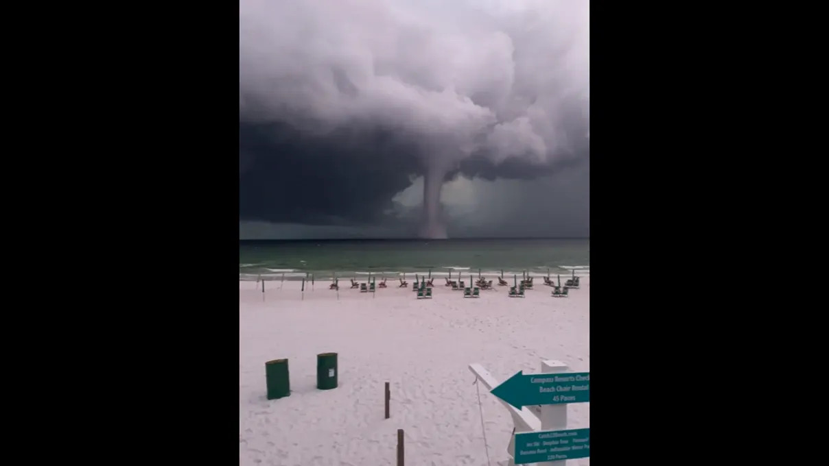 Graban momento en el que se forma una tromba marina en una playa de Florida
