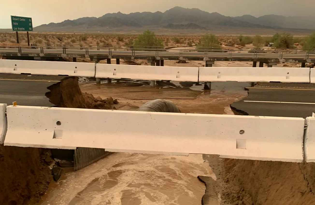 Inundaciones repentinas afectan autopista Los Ángeles Phoenix