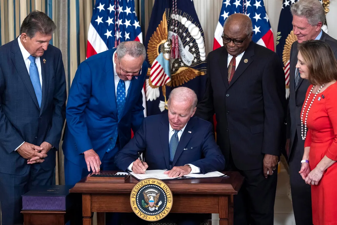 Biden firma la Ley de Reducción de la Inflación