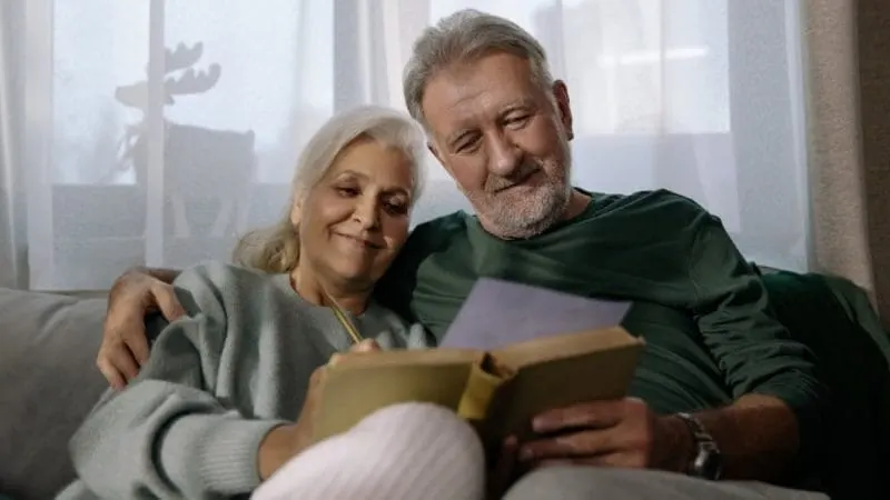 Estafas y pobreza: la realidad que afrontan millones de jubilados que viven del seguro social en EEUU