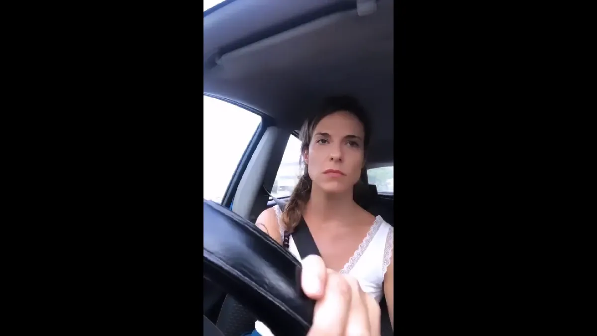 La voz de Google Maps, Nikki García, discute consigo misma mientras conduce