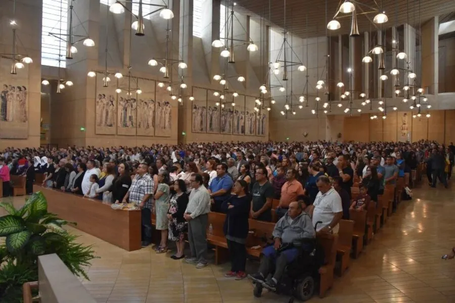 Los latinos se alejan del catolicismo y se acercan a los republicanos