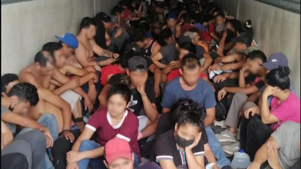 Agentes fronterizos descubren a 150 migrantes hacinados en camión en el estacionamiento de Walmart
