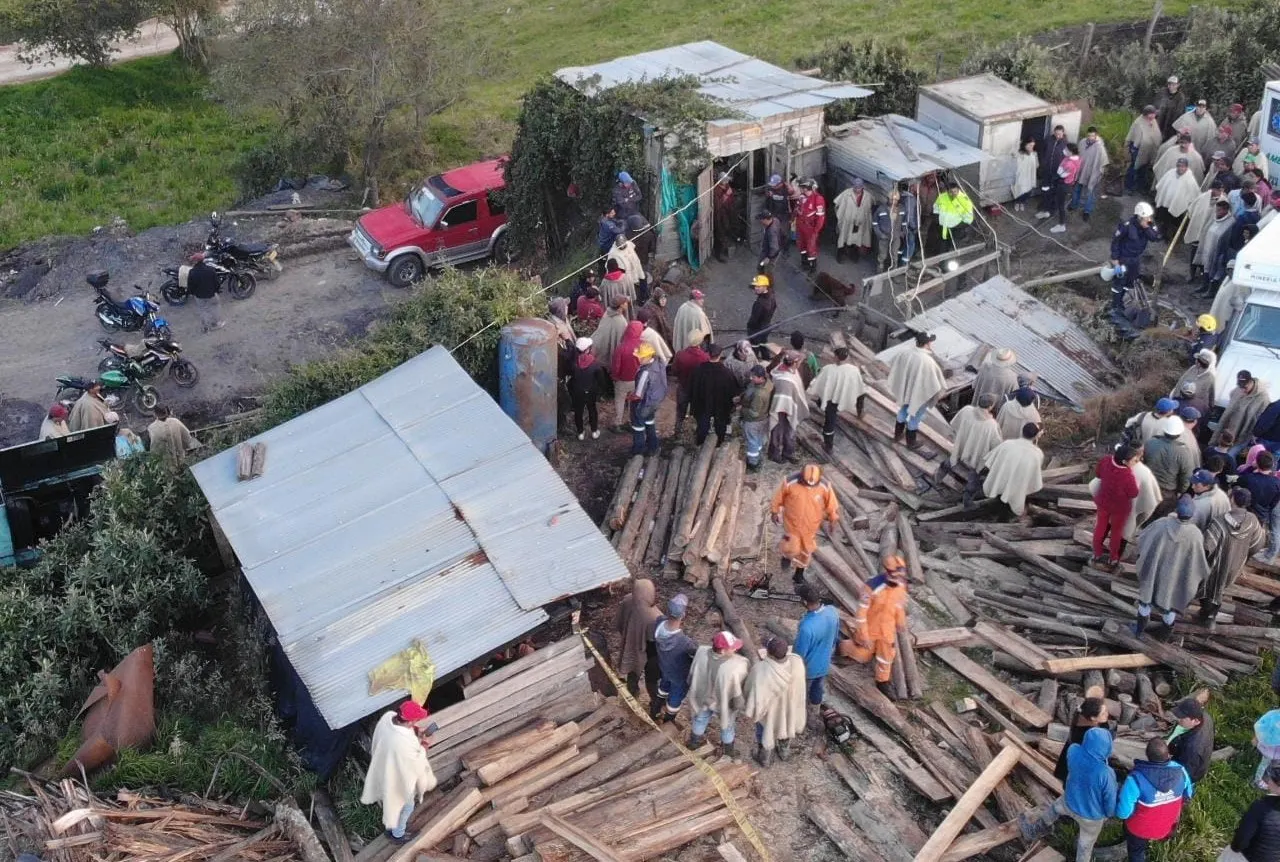 Mina en Colombia: logran rescate de obreros atrapados