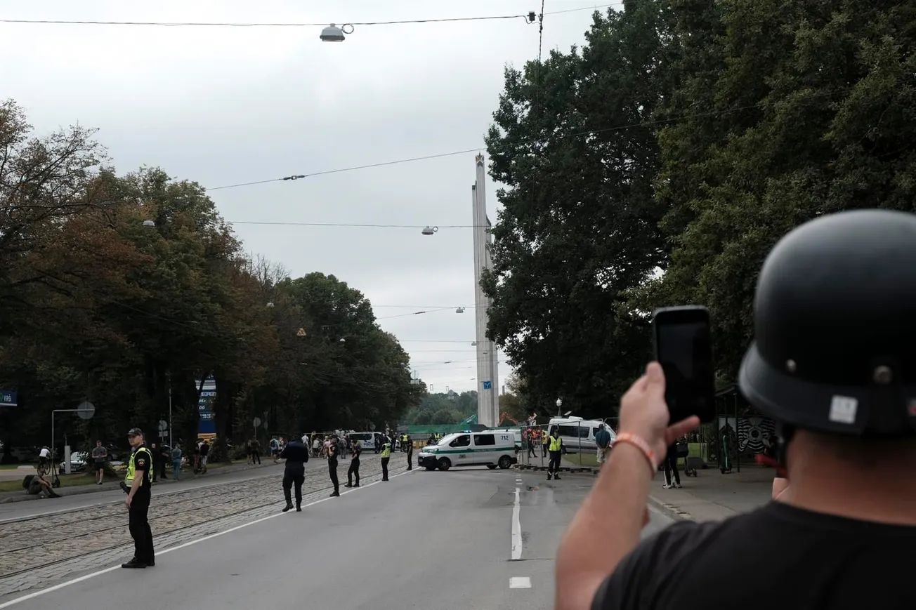 Derriban obelisco en Letonia ante invasión de Rusia a Ucrania