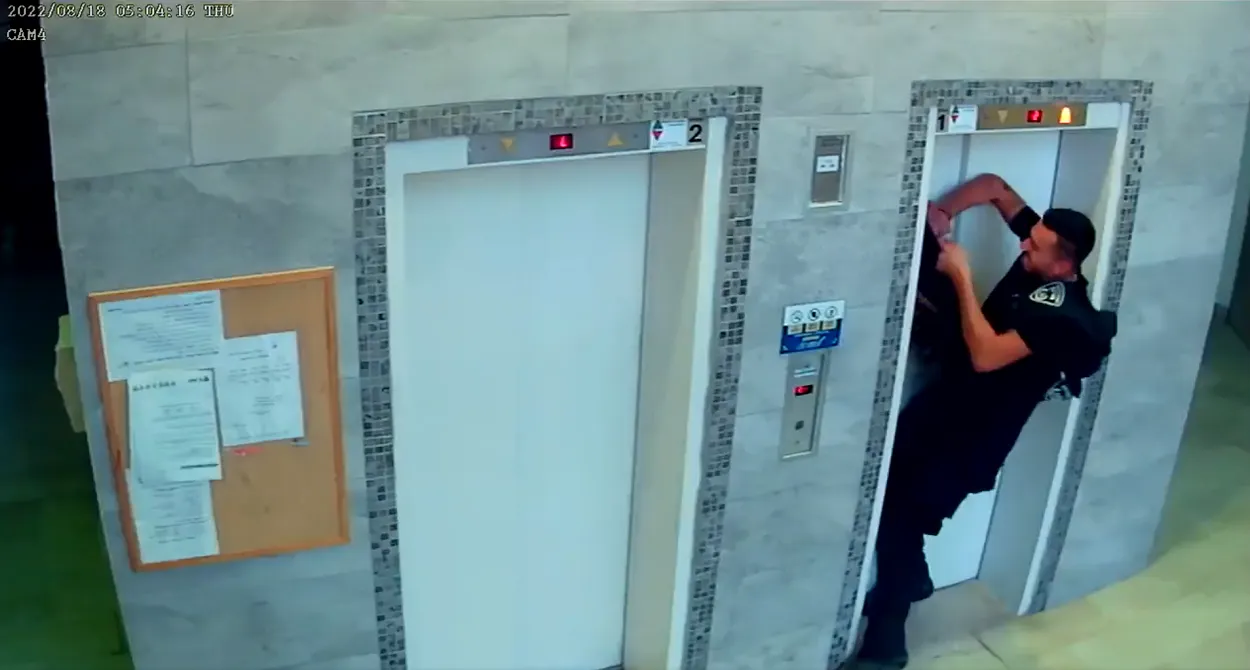 Policía salvó a un perro atrapado por las puertas de un ascensor