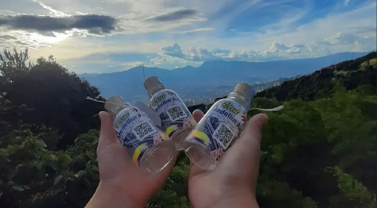 Vendedor promociona aire de Medellín en una botella y se viraliza